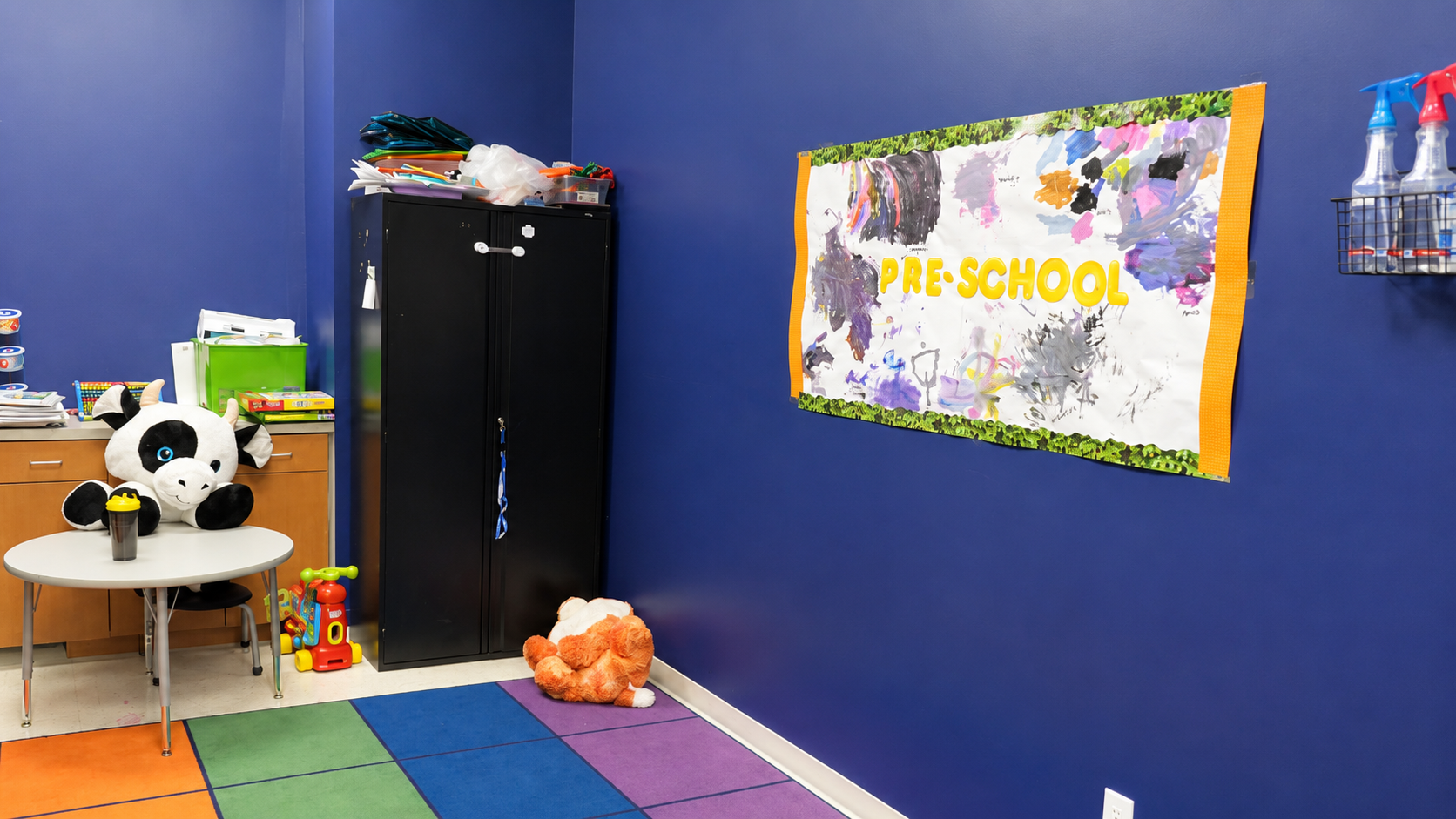 Play corner with maps and imaginative play toys